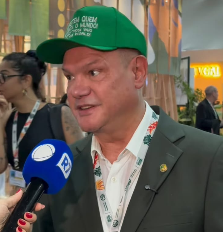 Boné de Fagundes traz mensagem no 1º dia da COP30: “Respeitem quem alimenta o mundo”!