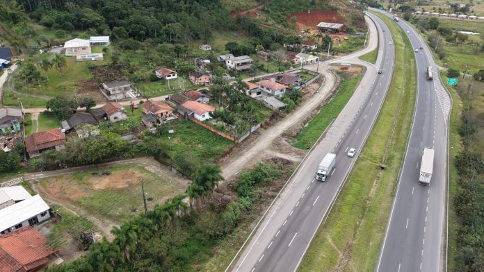 Obras de construção de rotatória alteram o tráfego na BR-101/SC, em Imbituba