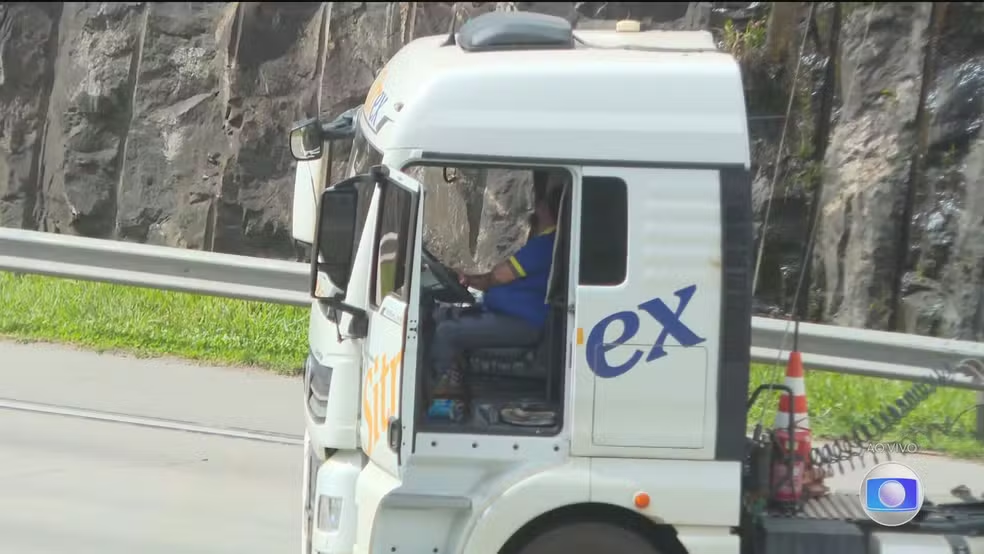 Artefato em carreta atravessada no Rodoanel não era bomba, e motorista estava com mãos amarradas, diz PM