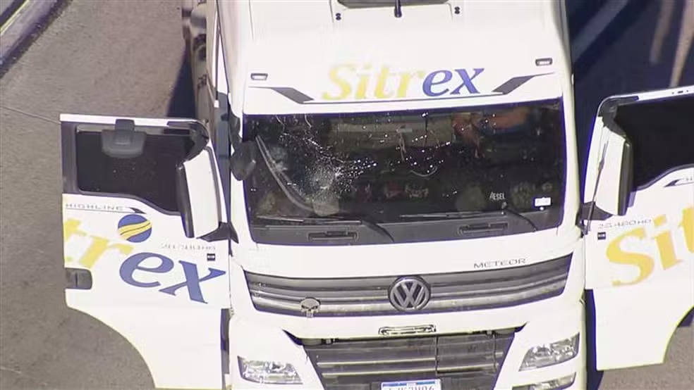 Motorista de carreta deixa veículo atravessado no Rodoanel em Itapecerica, na Grande SP