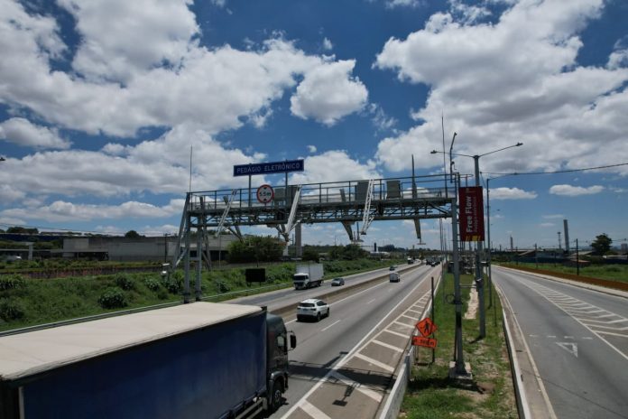 Usuários da pista expressa da Via Dutra já pagam pedágio no sistema free flow