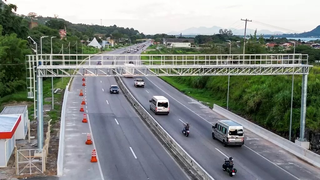 Pedágio sem cancela revolta motoristas no Brasil e governo estuda novas mudanças no sistema