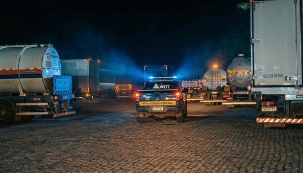 Abandonados no escuro: fuga de ônibus clandestino expõe o lado mais cruel do transporte ilegal nas rodovias